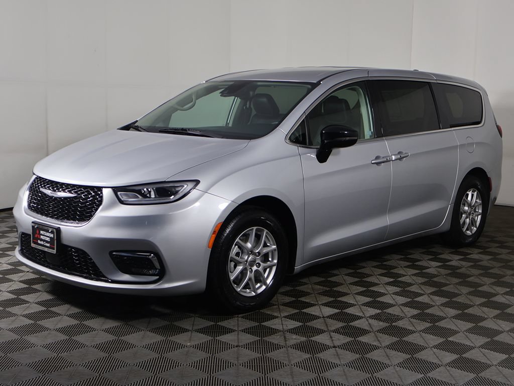 Used 2024 Chrysler Pacifica Touring-L FWD image 9