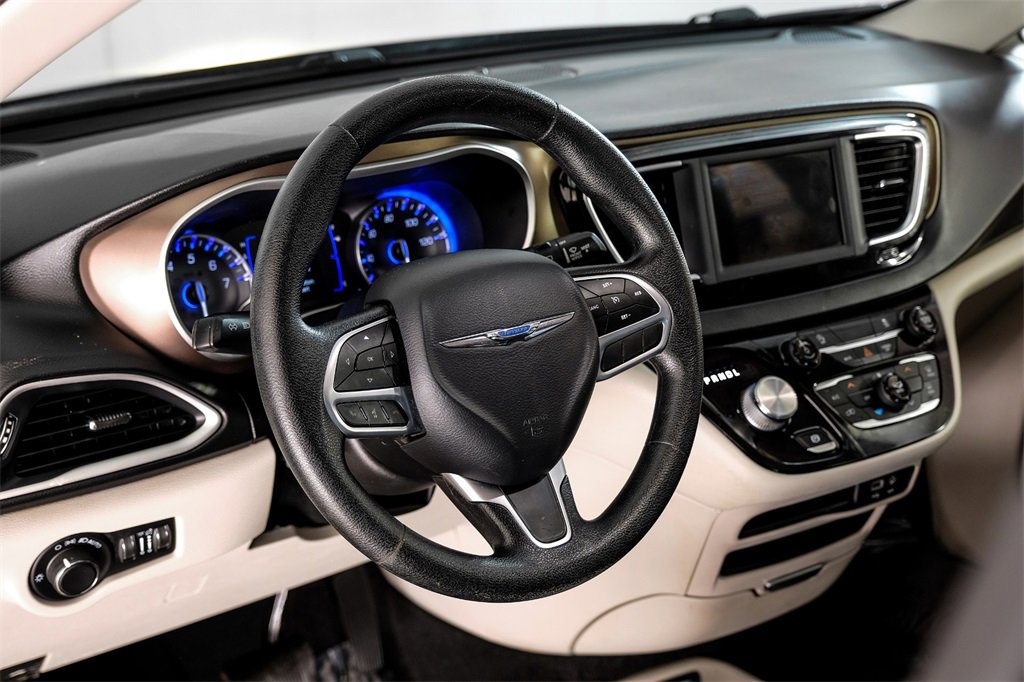 Used 2020 Chrysler Voyager Lxi image 12