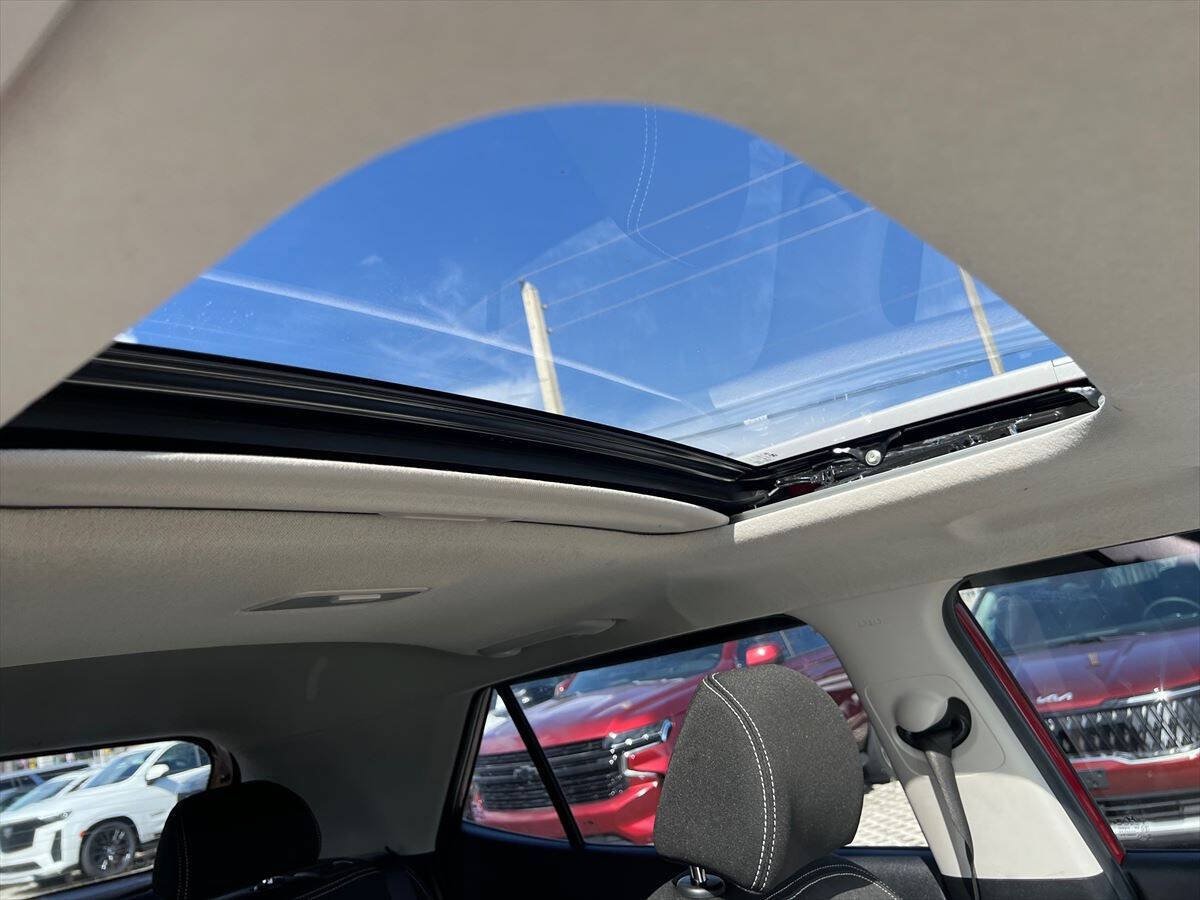 Used 2023 Hyundai Venue SEL FWD image 14