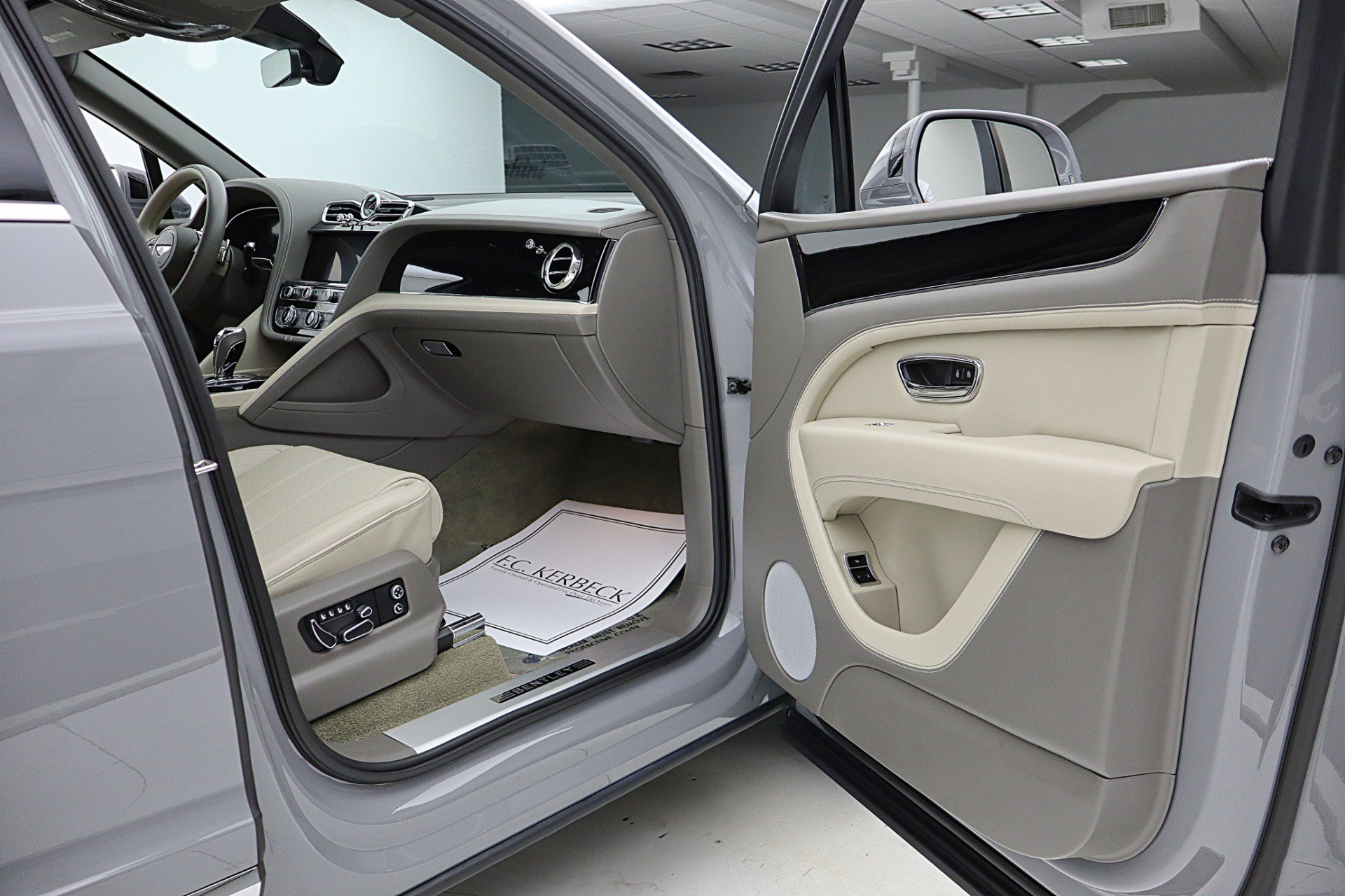 Used 2024 Bentley Bentayga Extended Wheelbase AWD/4WD image 40