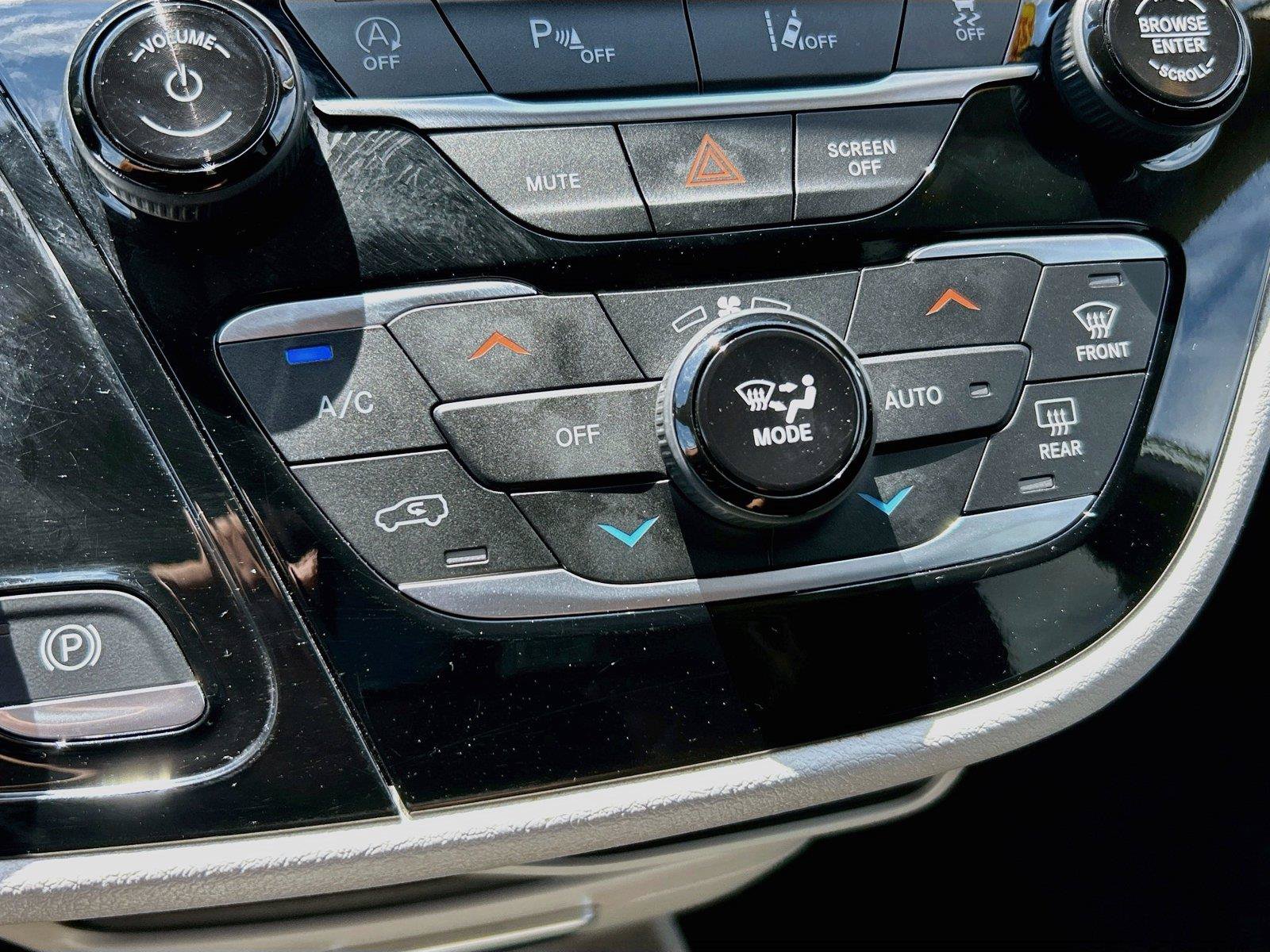 Used 2024 Chrysler Pacifica Touring-L FWD image 34