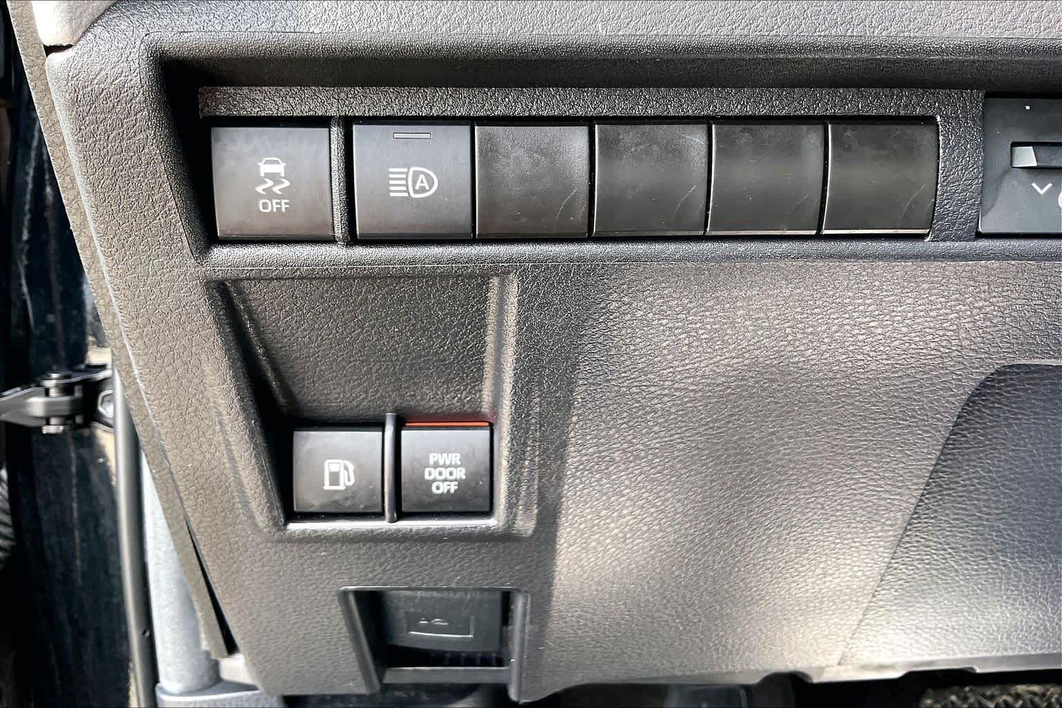 Used 2025 Toyota Sienna LE FWD image 35