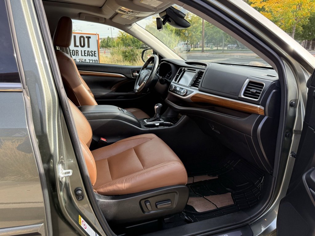 Used 2017 Toyota Highlander Limited Platinum image 29