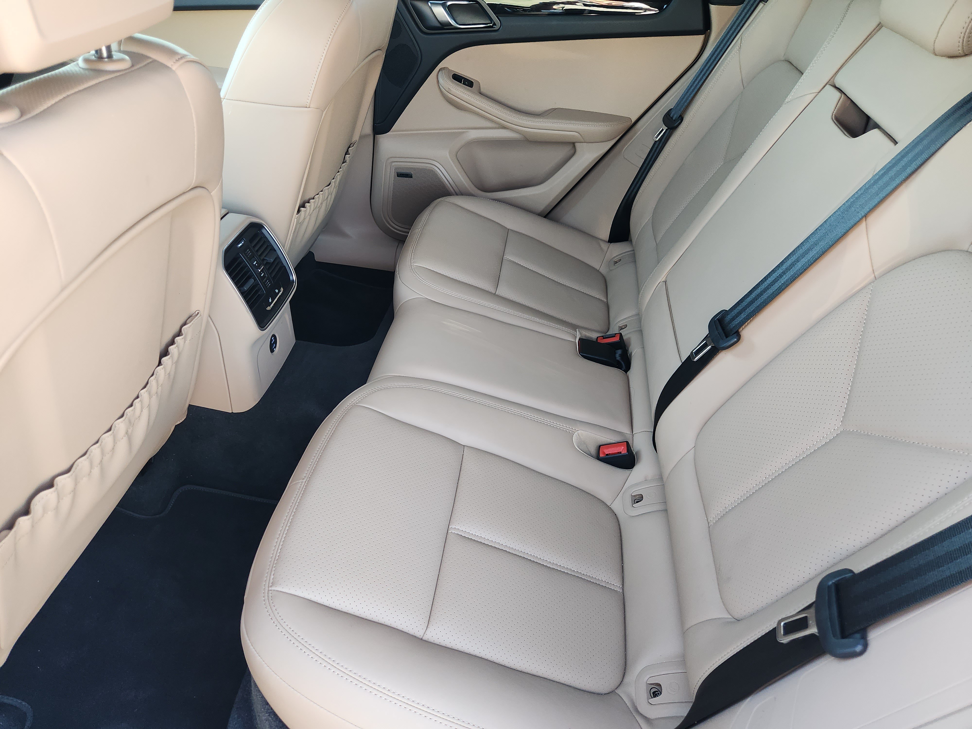 Certified 2026 Porsche Macan AWD/4WD image 28