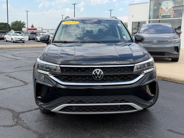 Used 2023 Volkswagen Taos SE w/ Panoramic Sunroof Package AWD/4WD image 2