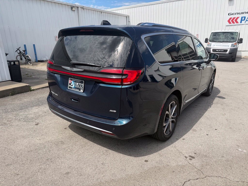 Used 2023 Chrysler Pacifica Pinnacle AWD/4WD image 3