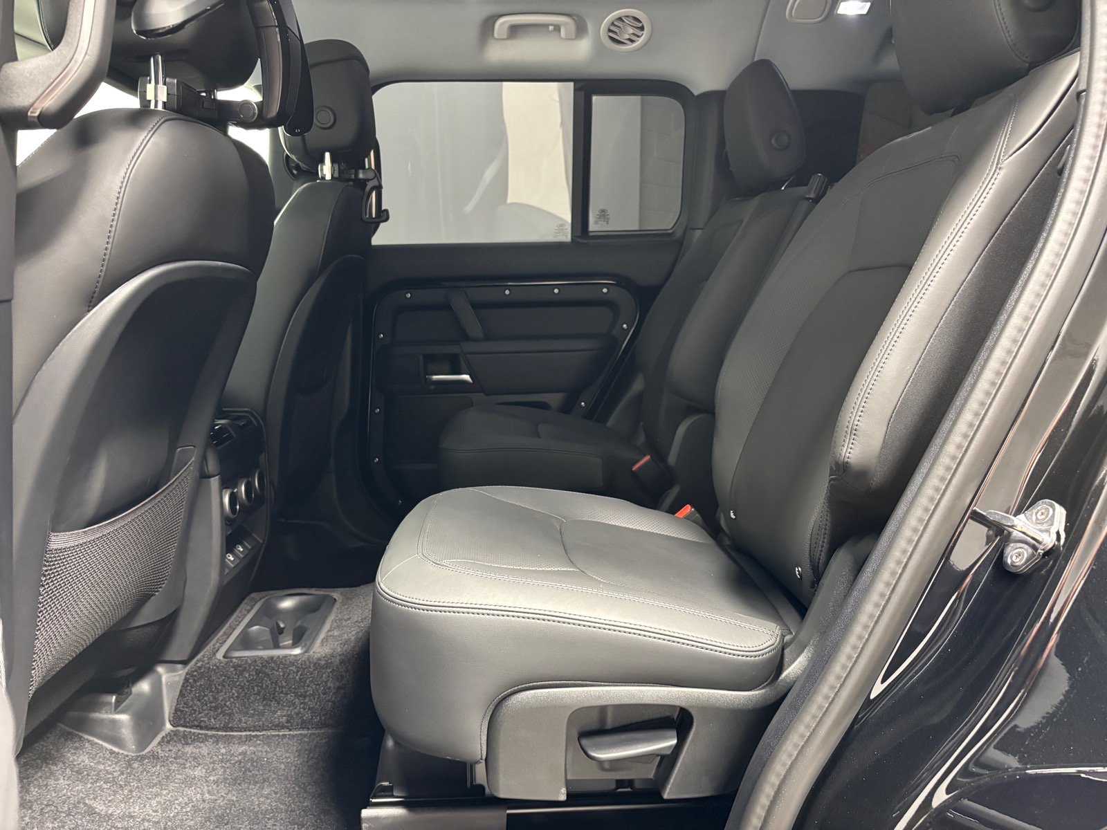 New 2025 Land Rover Defender 130 X-Dynamic SE AWD/4WD image 29