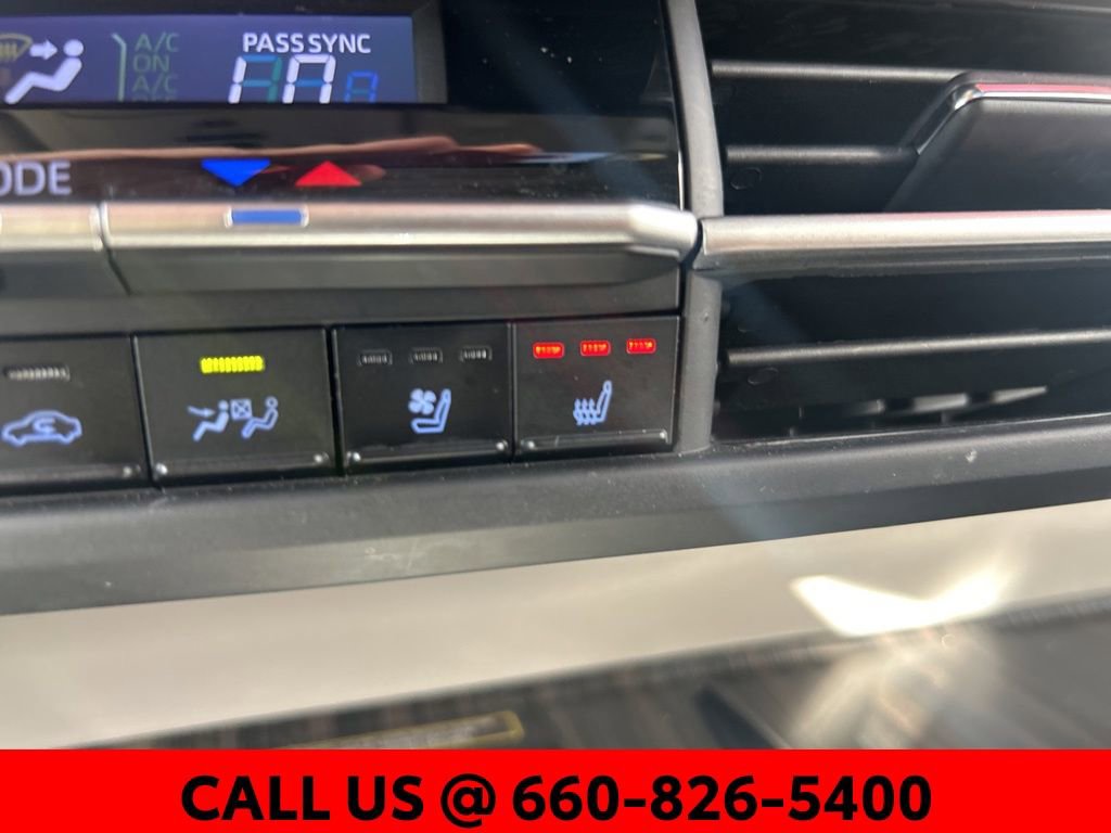 Used 2022 Toyota Sienna Limited image 27