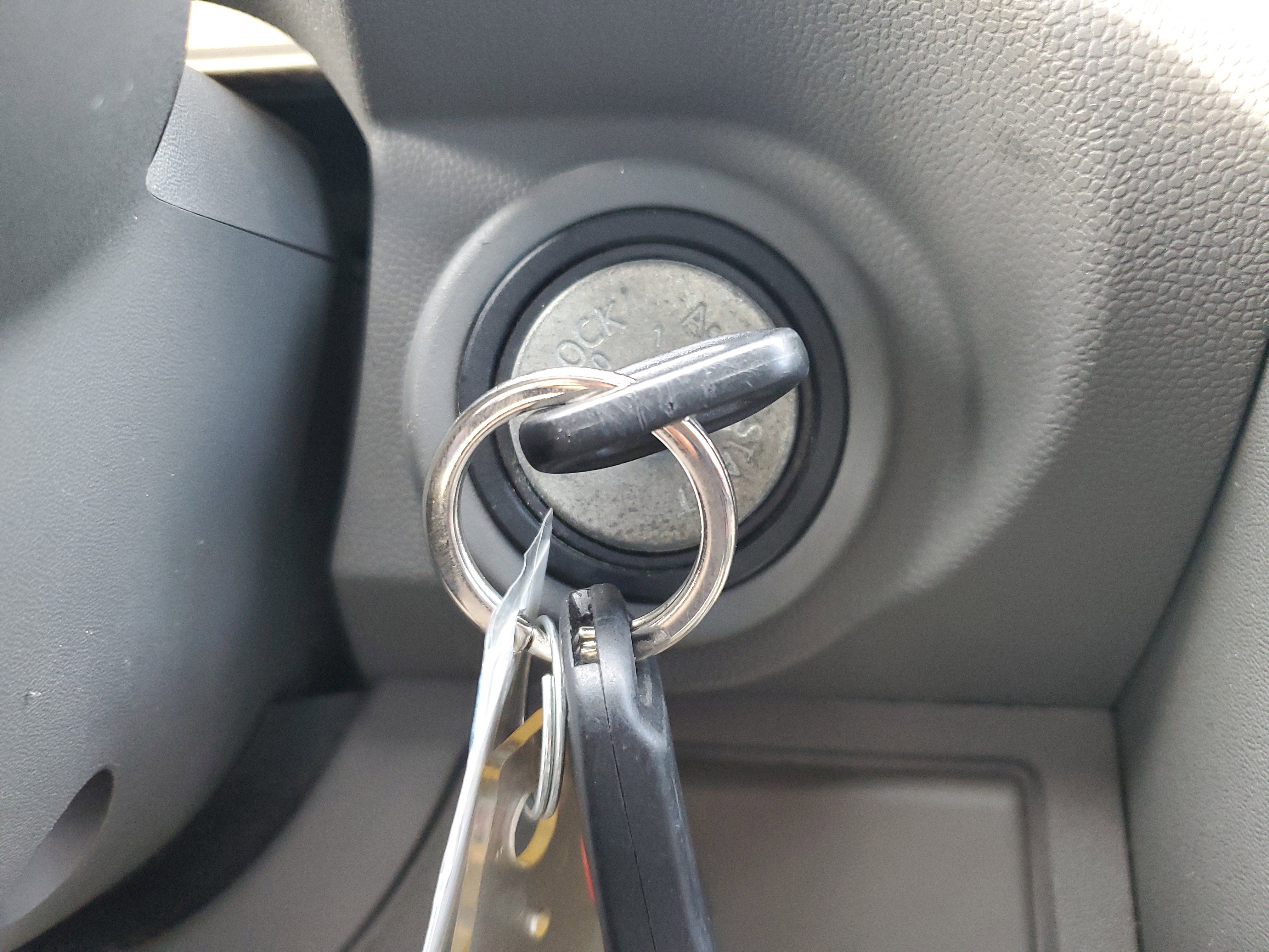 Used 2011 Nissan Frontier SV image 19