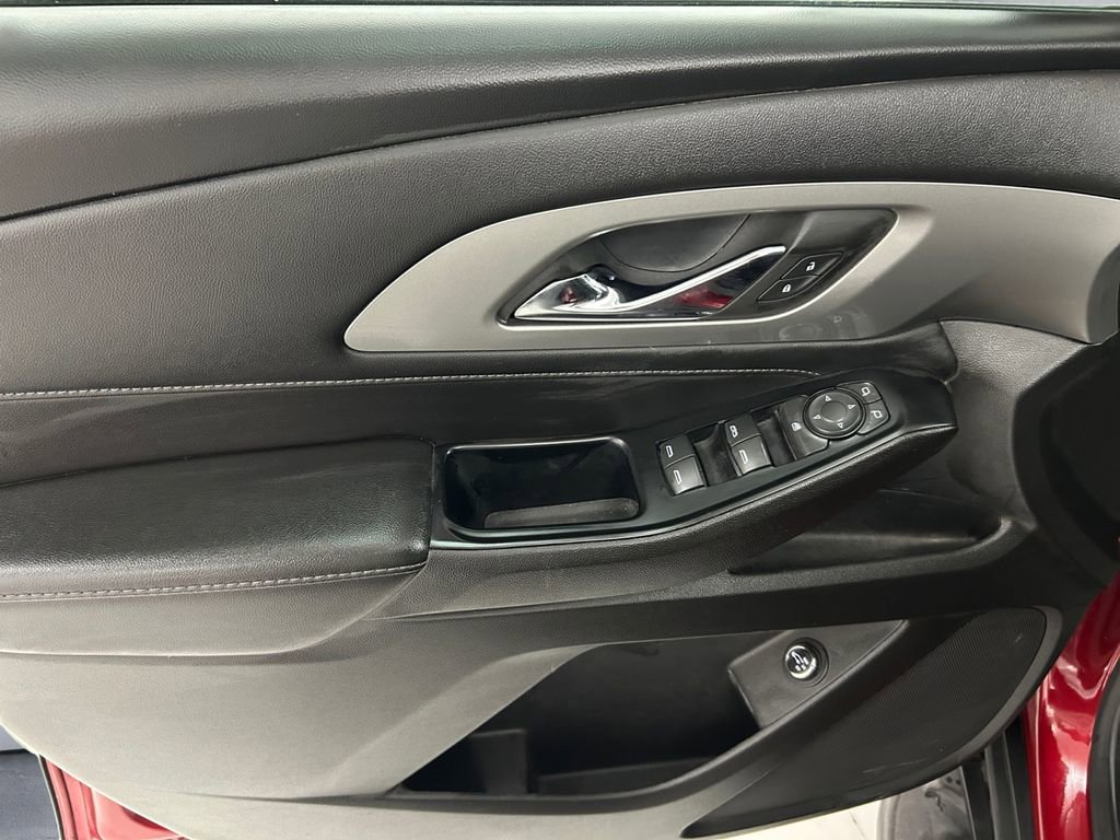 Used 2023 Chevrolet Traverse LT image 12