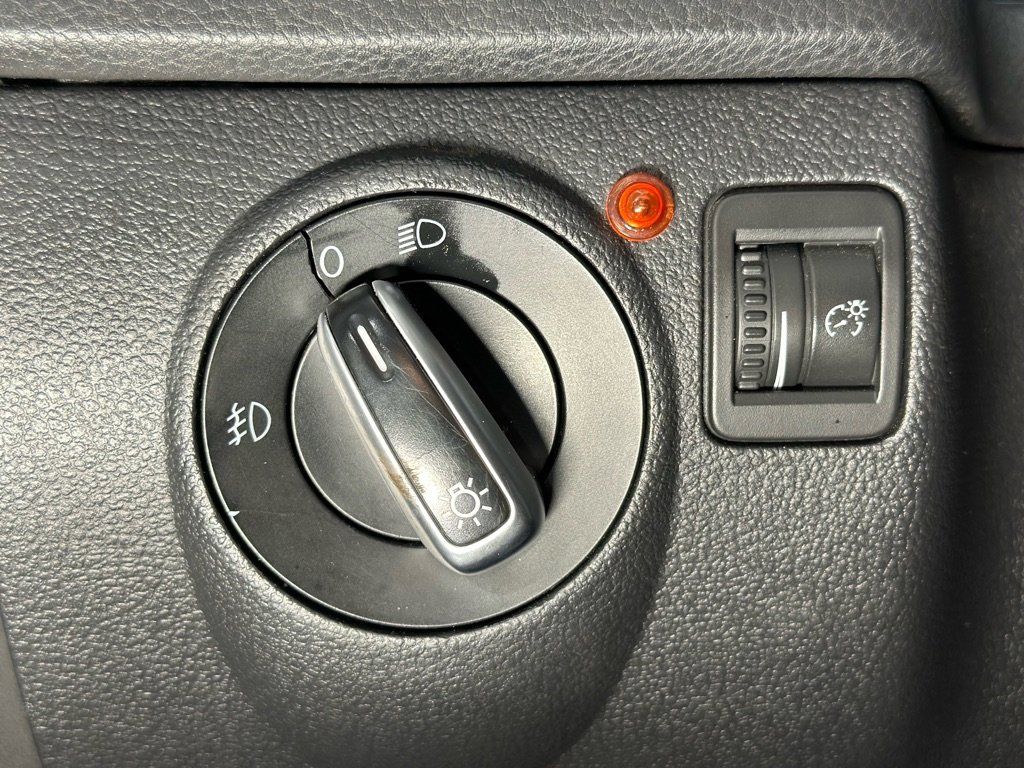 Used 2011 Volkswagen Tiguan S image 30