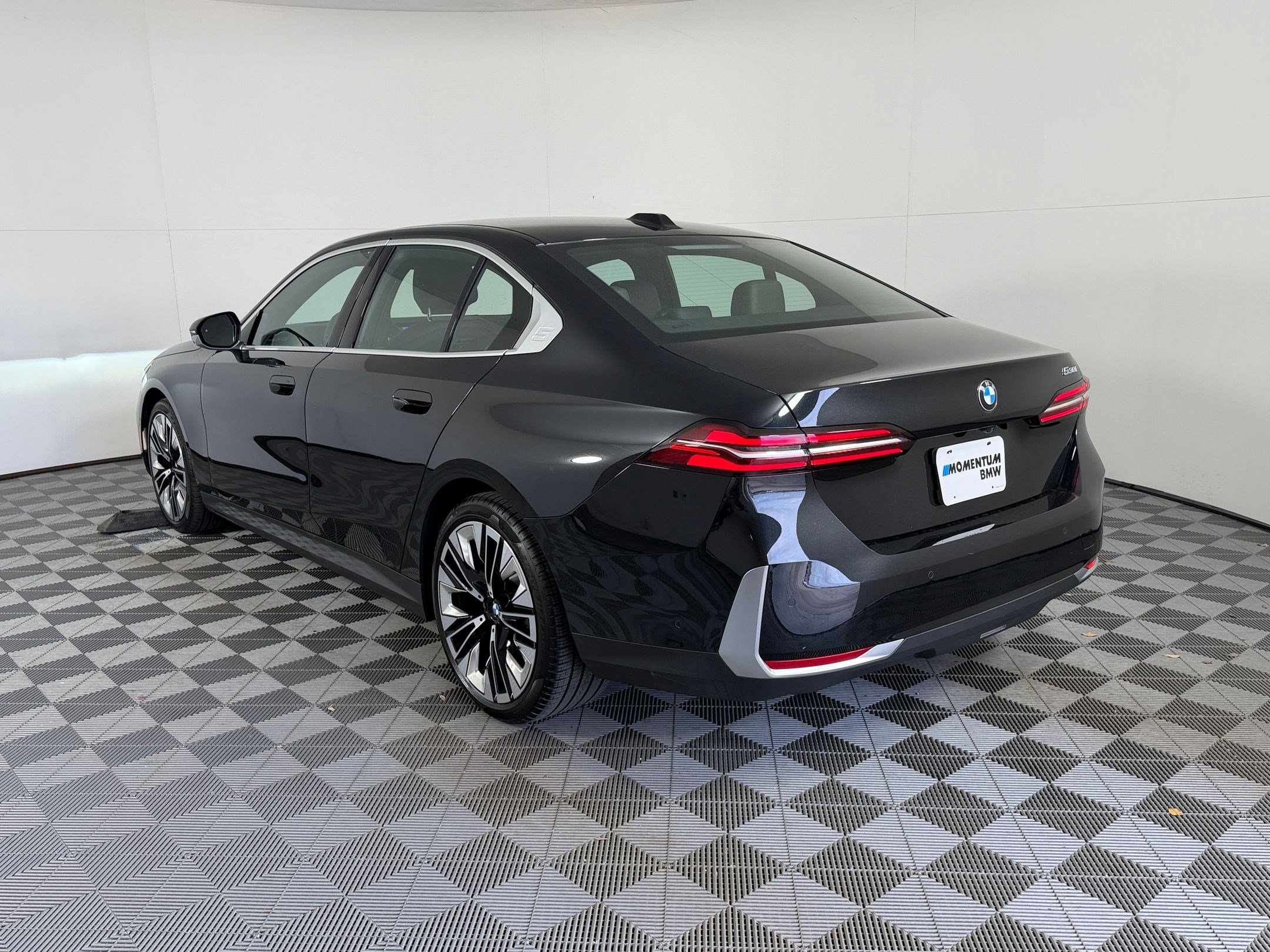 Certified 2025 BMW 530i image 3