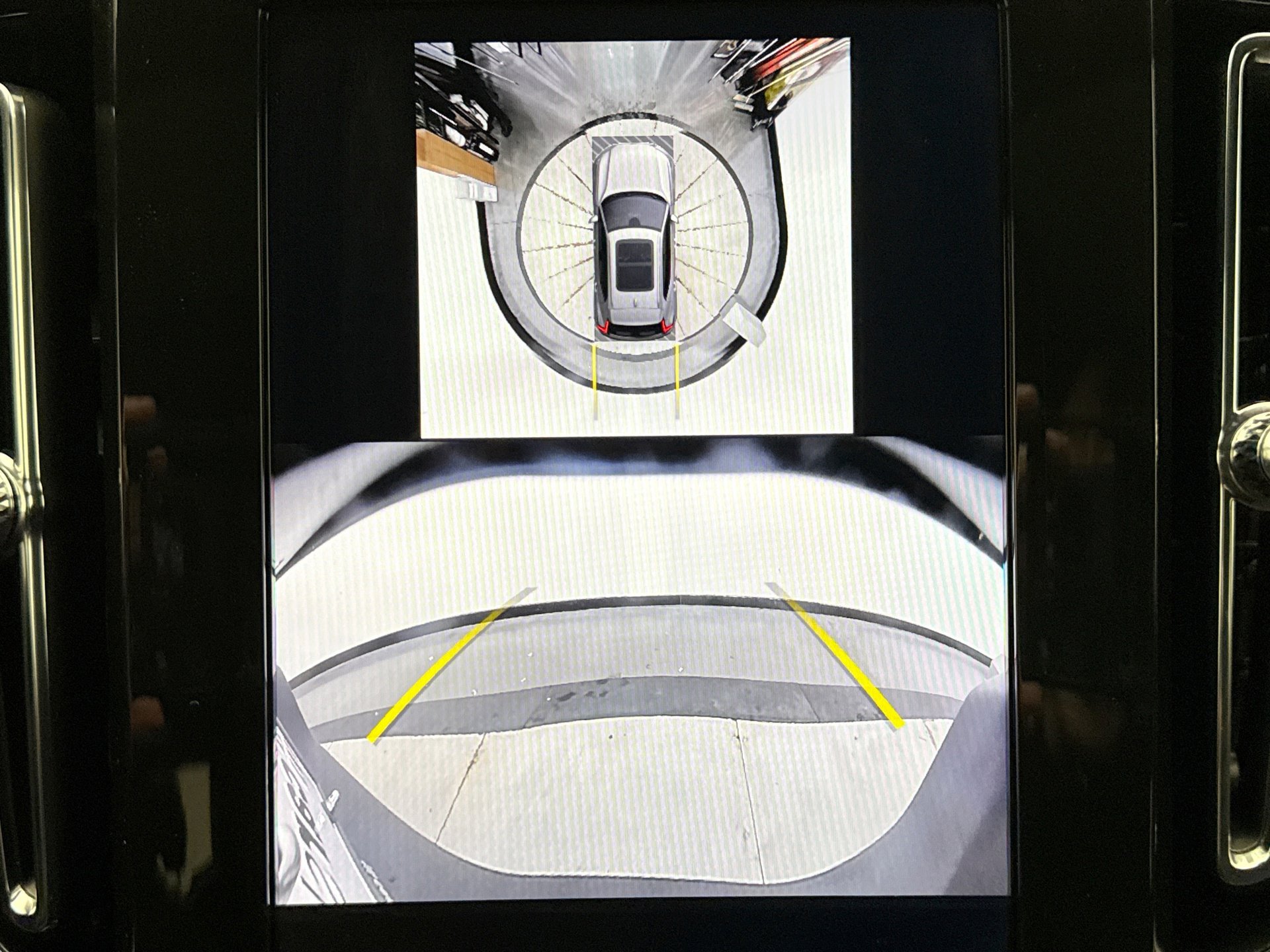 Used 2025 Volvo XC40 B5 Plus image 16