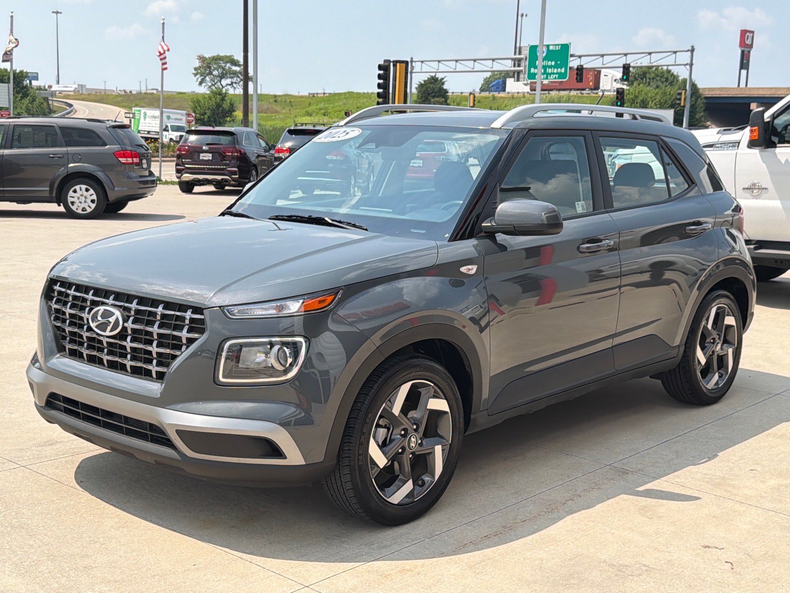 Used 2025 Hyundai Venue SEL FWD image 4