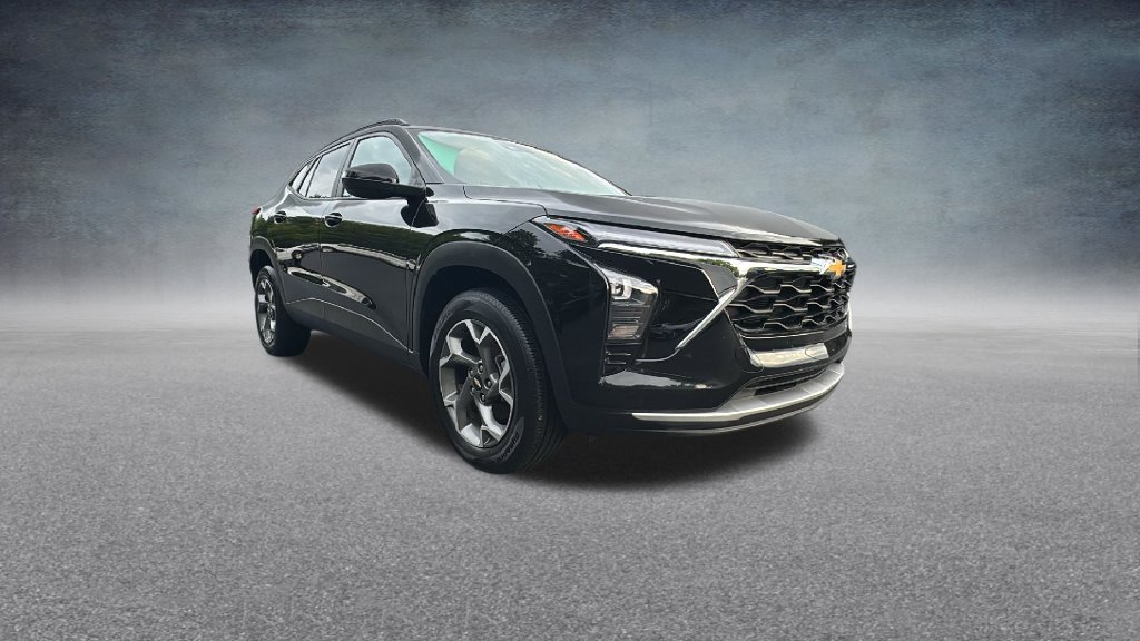 Used 2025 Chevrolet Trax LT FWD image 2