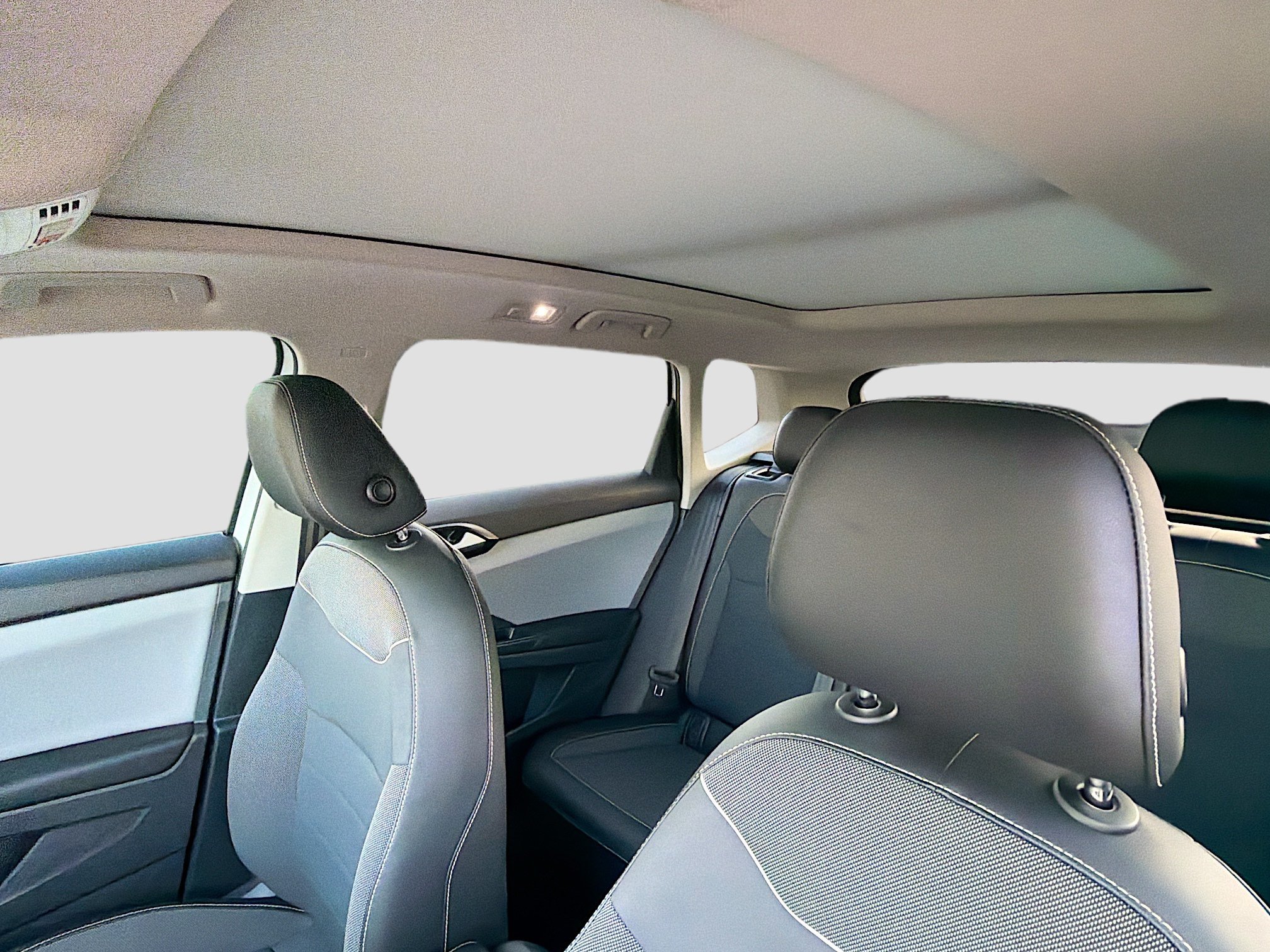 Used 2023 Volkswagen Taos SE w/ Panoramic Sunroof Package FWD image 26