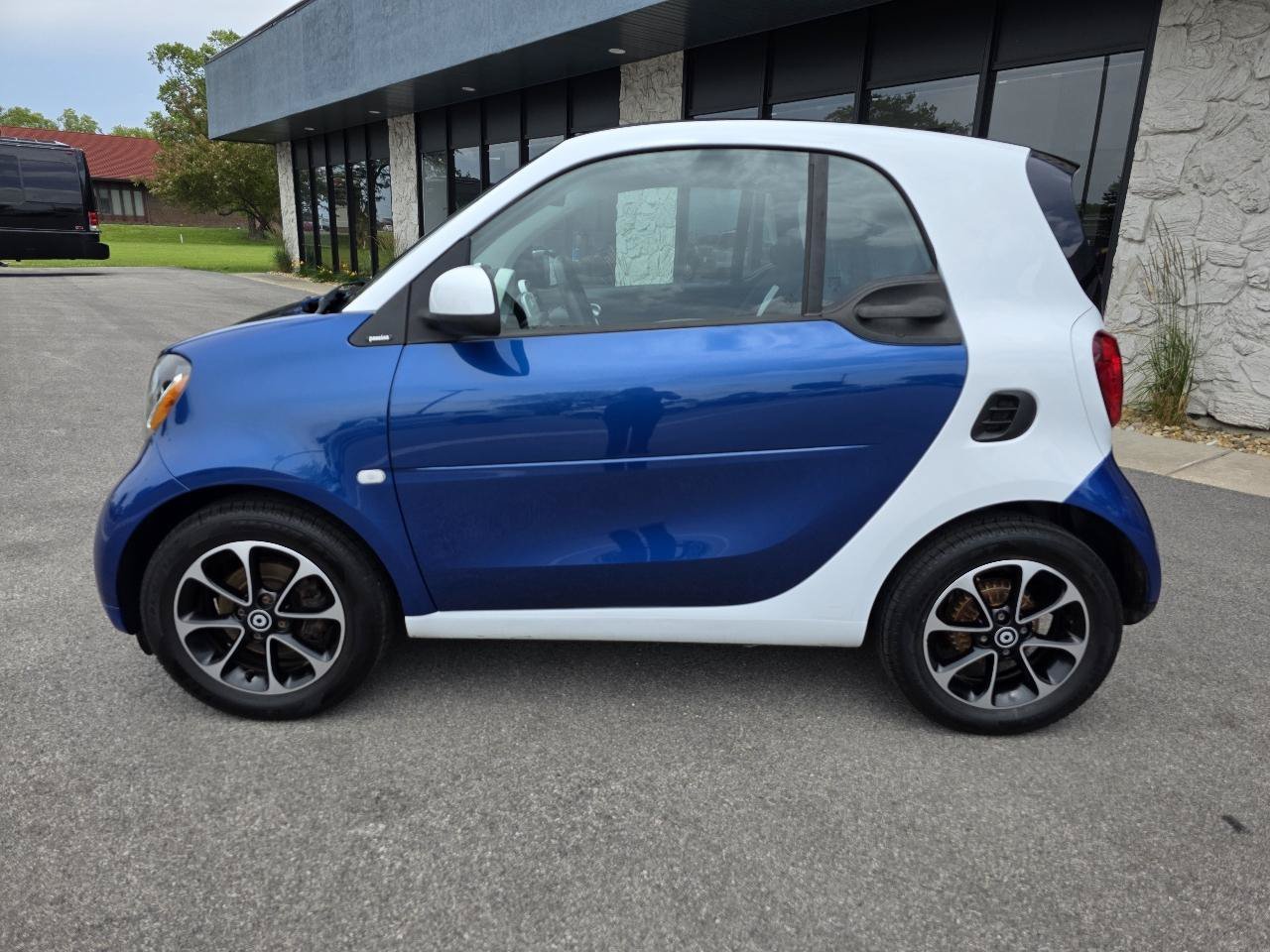 Used 2016 smart fortwo passion RWD image 7
