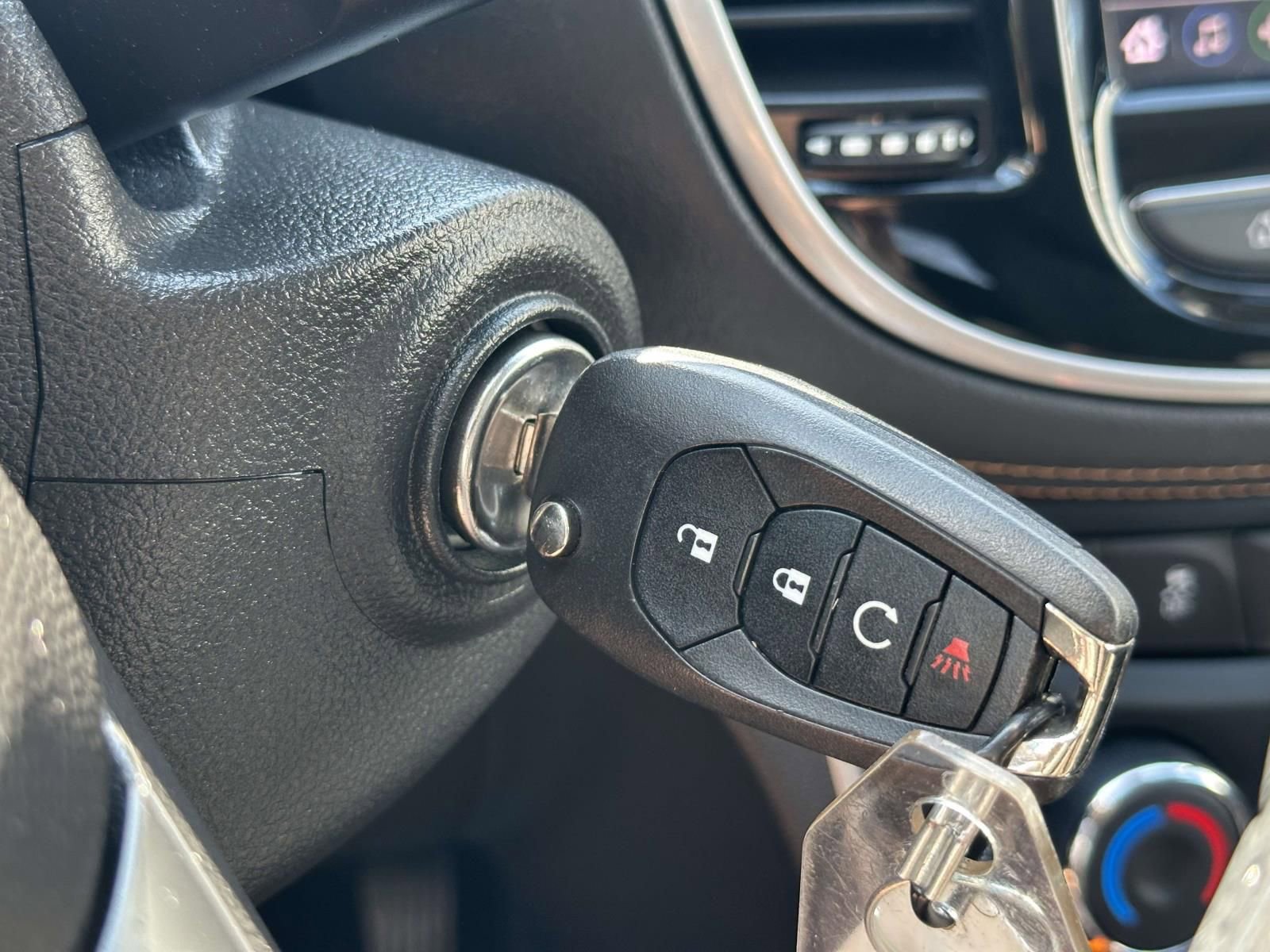 Used 2020 Chevrolet Trax LT AWD/4WD image 18