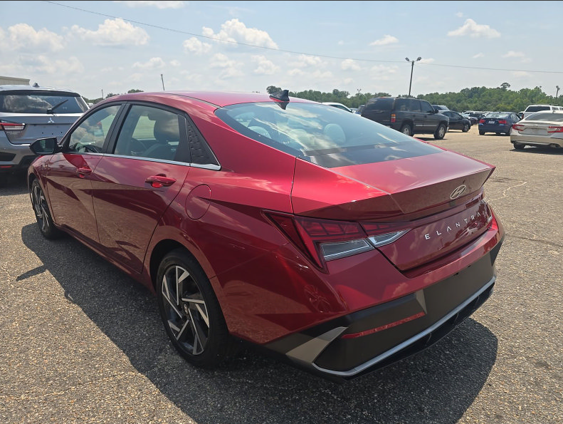 Used 2025 Hyundai Elantra Limited FWD image 4