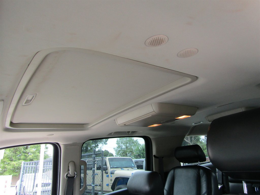 Used 2011 Cadillac Escalade ESV Premium RWD image 12
