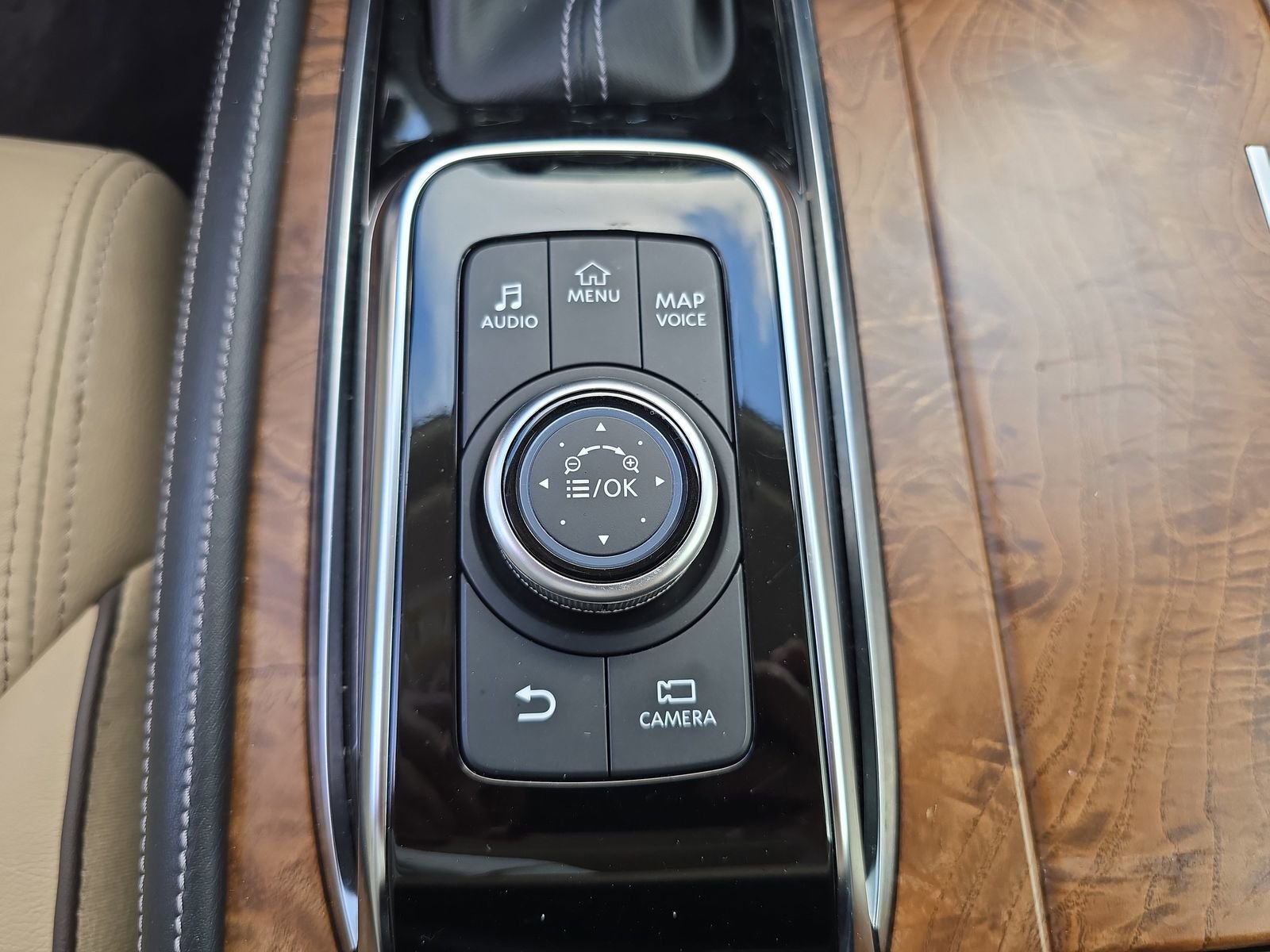 Used 2023 Nissan Armada SL w/ Captain's Chairs Package image 22