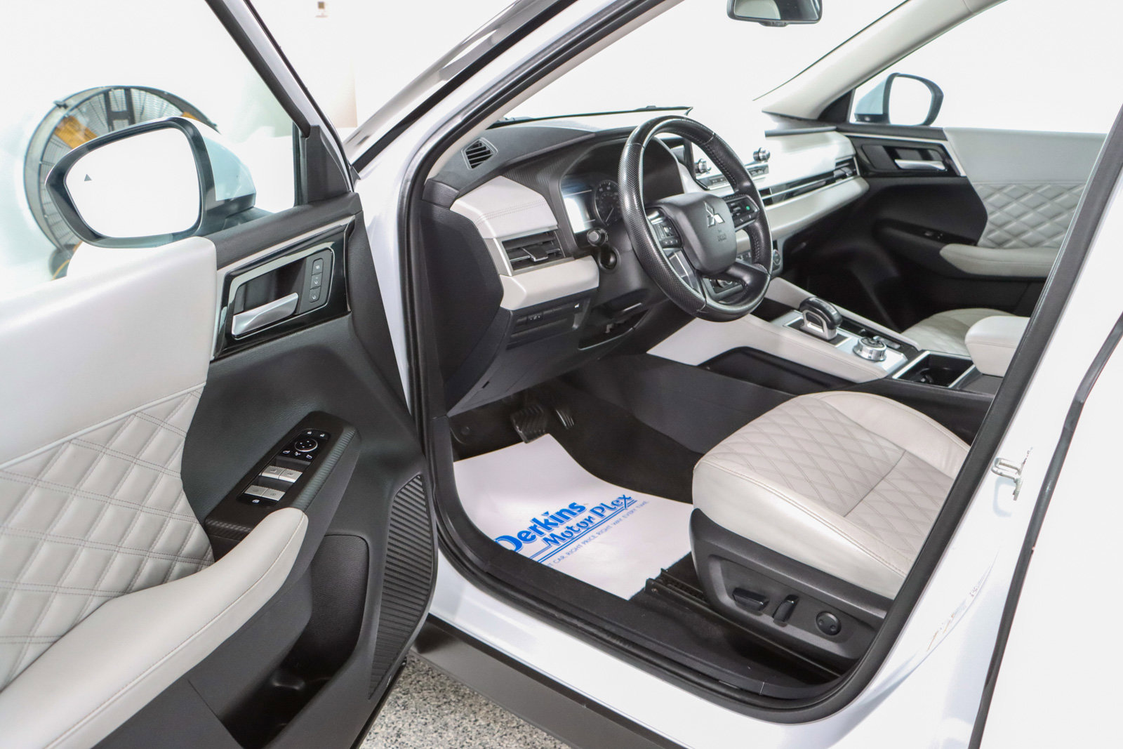 Used 2022 Mitsubishi Outlander SEL image 3