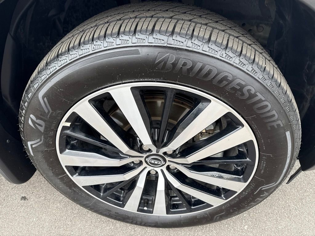 Used 2025 Nissan Pathfinder Platinum image 41