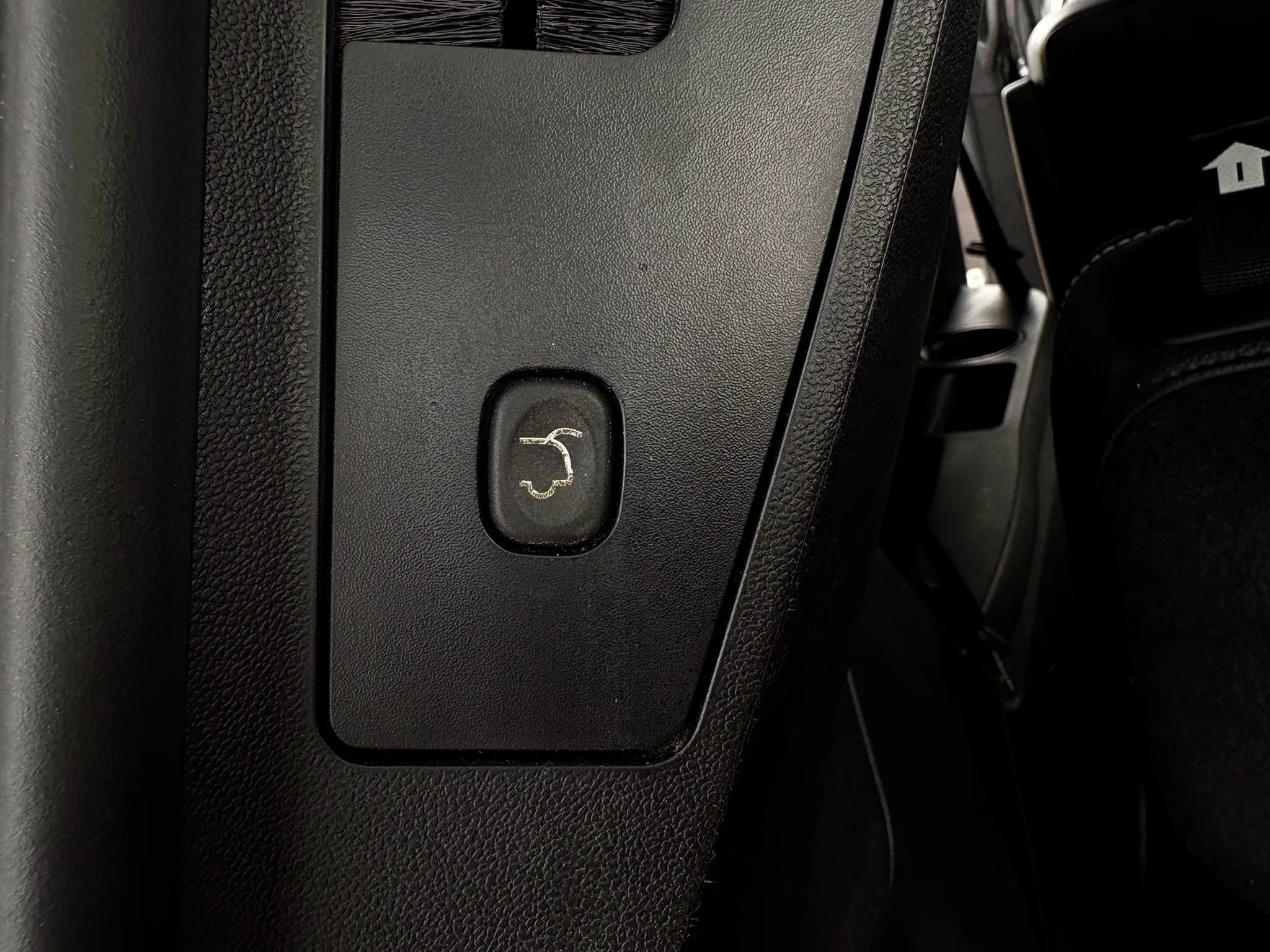 Used 2018 Dodge Grand Caravan SXT w/ Blacktop Package FWD image 22