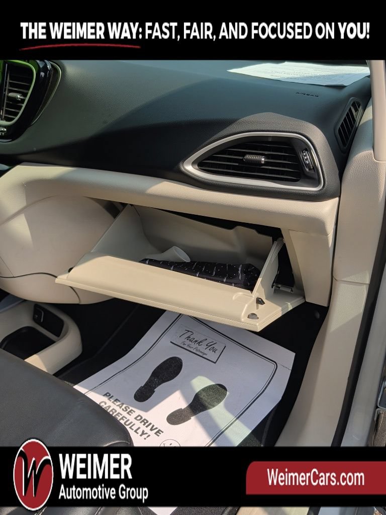 Used 2024 Chrysler Pacifica Touring-L FWD image 24