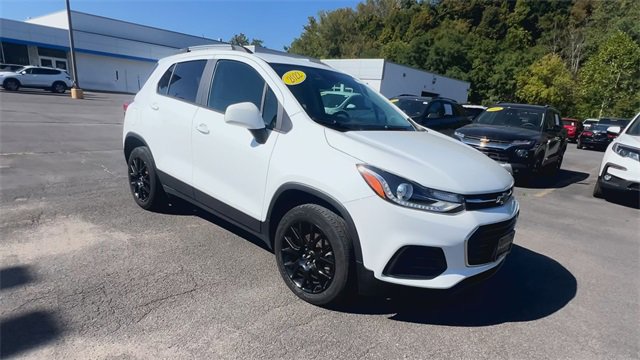 Used 2022 Chevrolet Trax LT w/ Sport Edition image 2