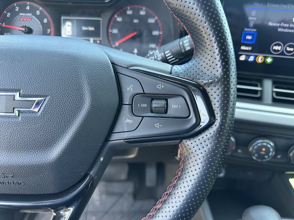 Used 2025 Chevrolet Trax RS FWD image 31
