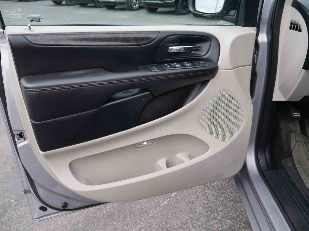 Used 2015 Dodge Grand Caravan SXT image 21