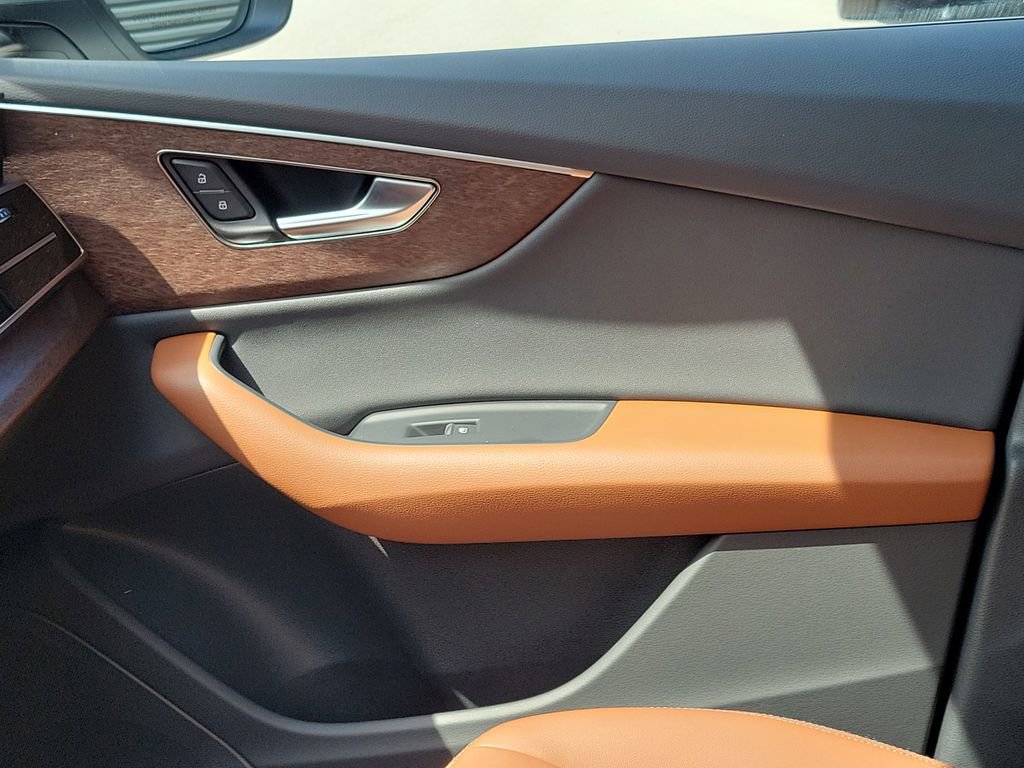 Used 2024 Audi Q8 Premium image 23