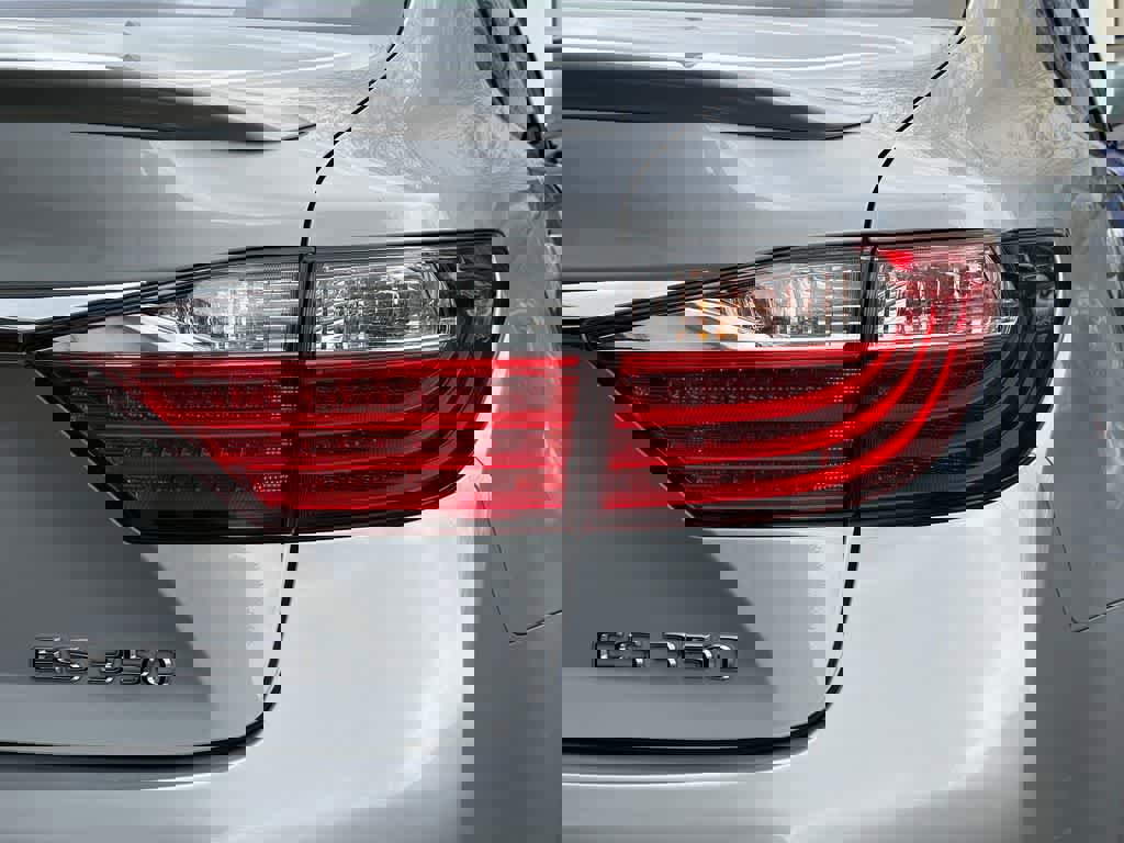 Used 2014 Lexus ES 350 w/ Luxury Package image 7