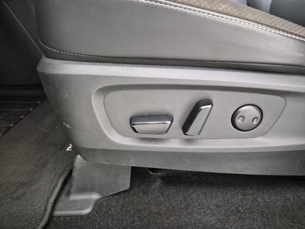 Used 2025 Nissan Pathfinder SL FWD image 23