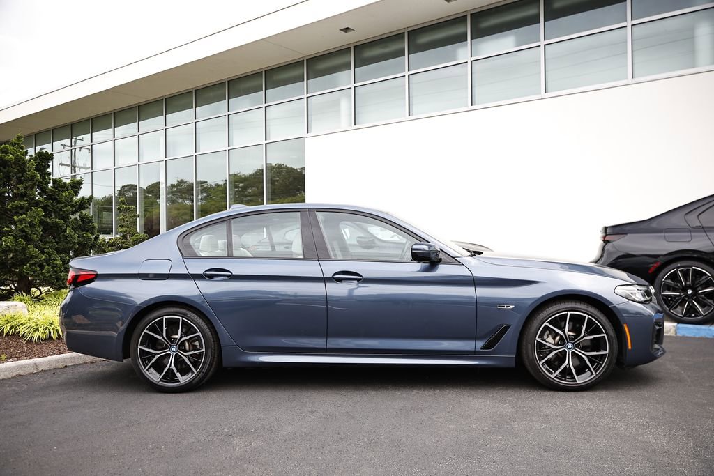 Used 2023 BMW 530e xDrive w/ M Sport Package AWD/4WD image 4