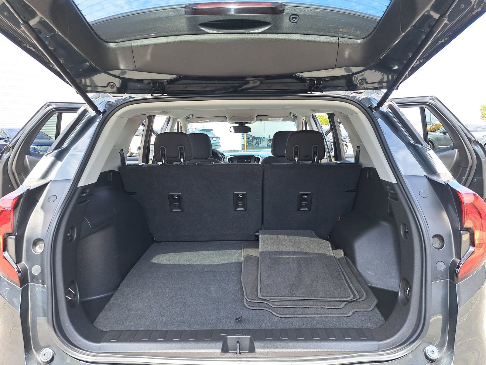 Used 2018 GMC Terrain SLE w/ Driver Convenience Package FWD image 12