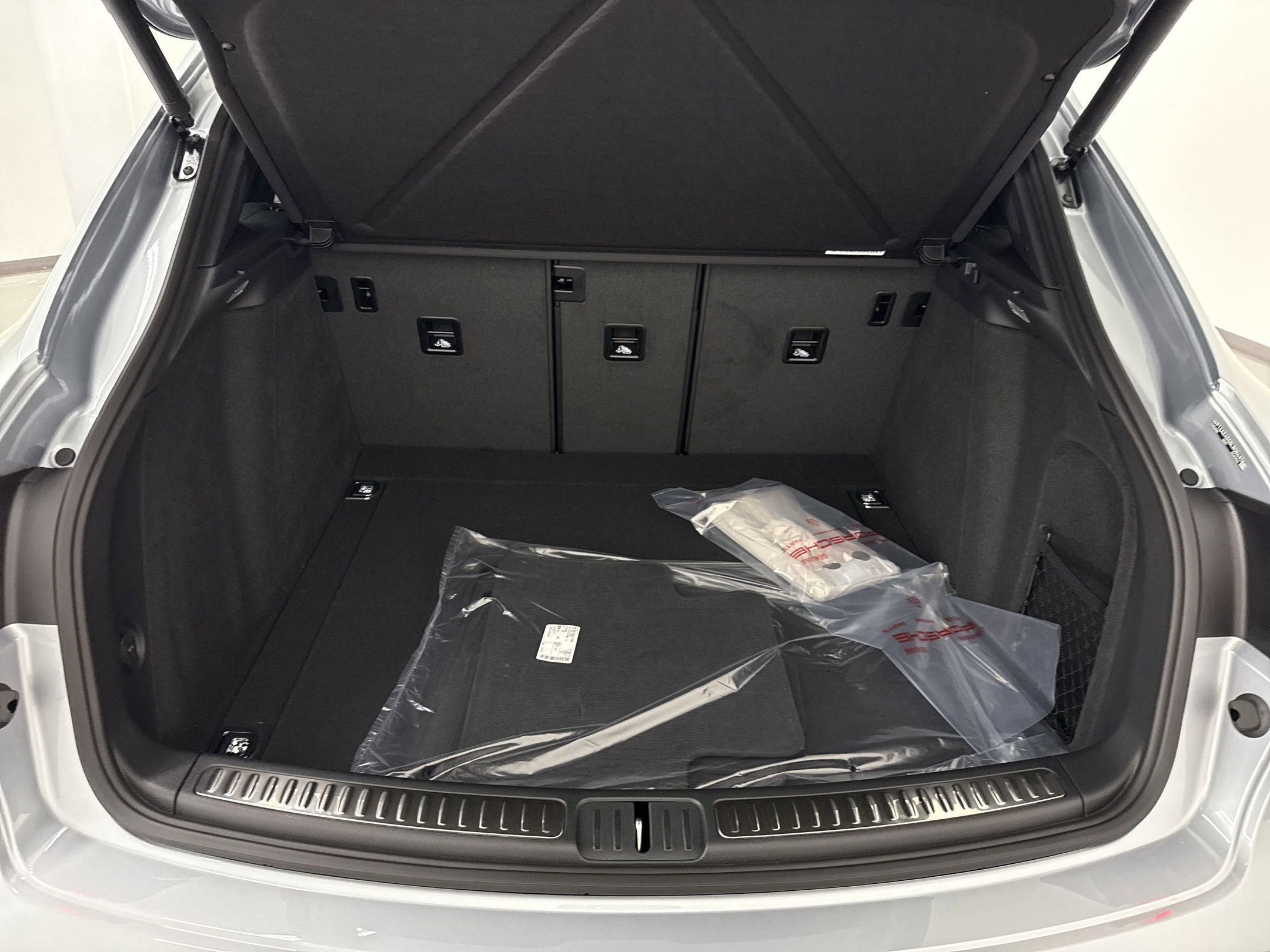 New 2025 Porsche Macan image 33