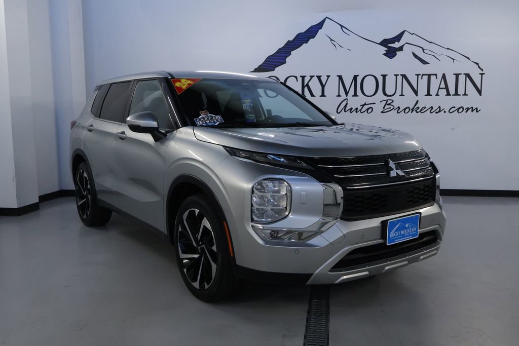 Used 2024 Mitsubishi Outlander SE image 1