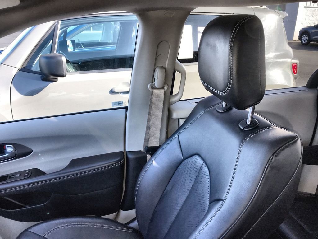 Used 2024 Chrysler Pacifica Touring-L FWD image 23