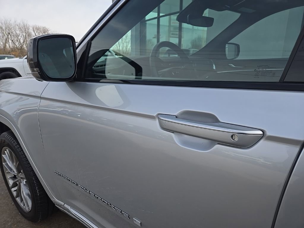 Used 2025 Jeep Grand Cherokee Summit image 25