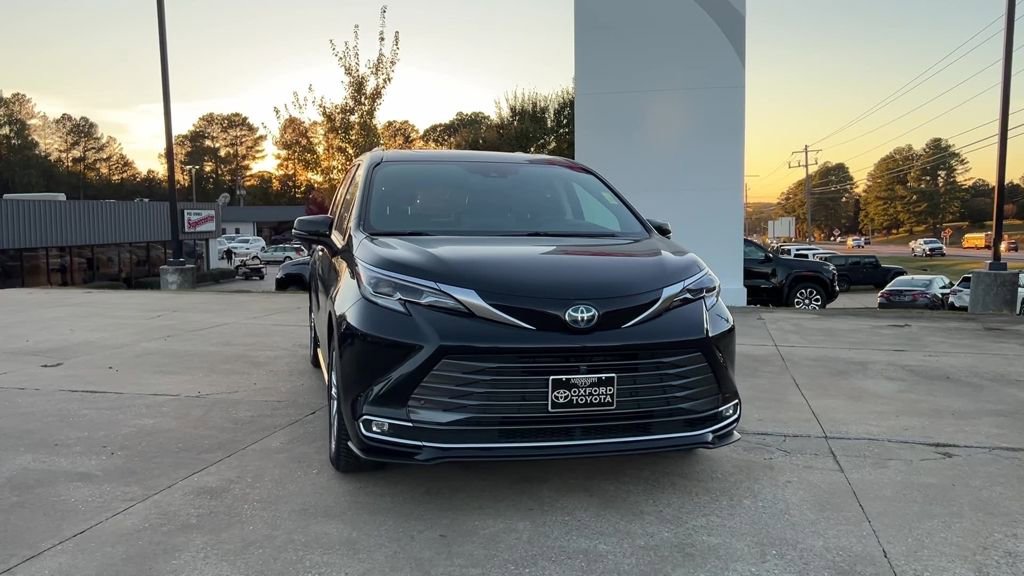 Used 2022 Toyota Sienna Platinum AWD/4WD image 9