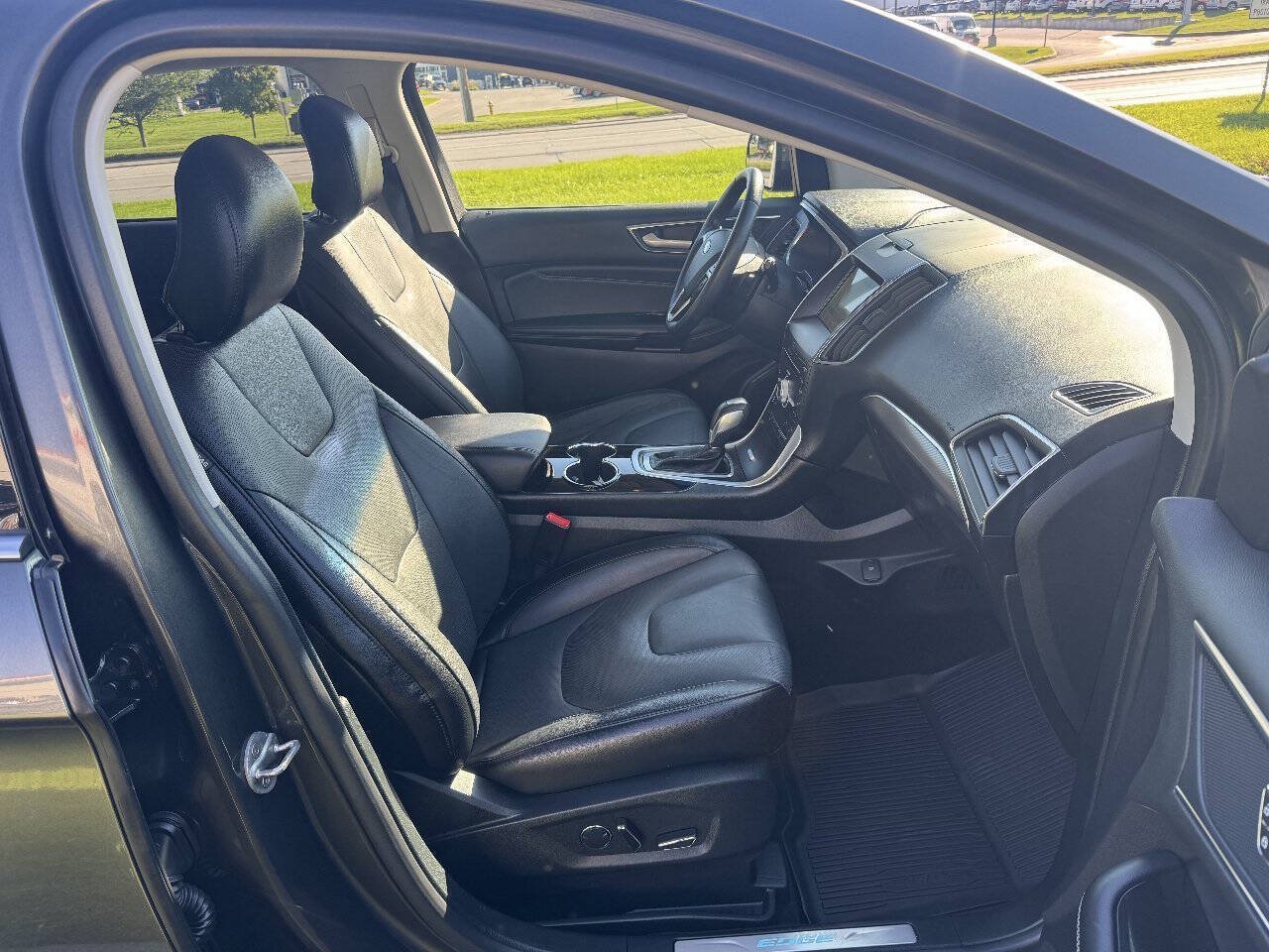 Used 2018 Ford Edge Titanium w/ Equipment Group 301A AWD/4WD image 13