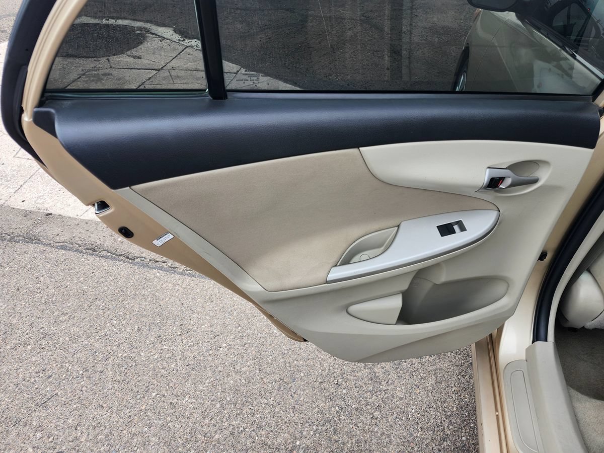 Used 2013 Toyota Corolla LE FWD image 16