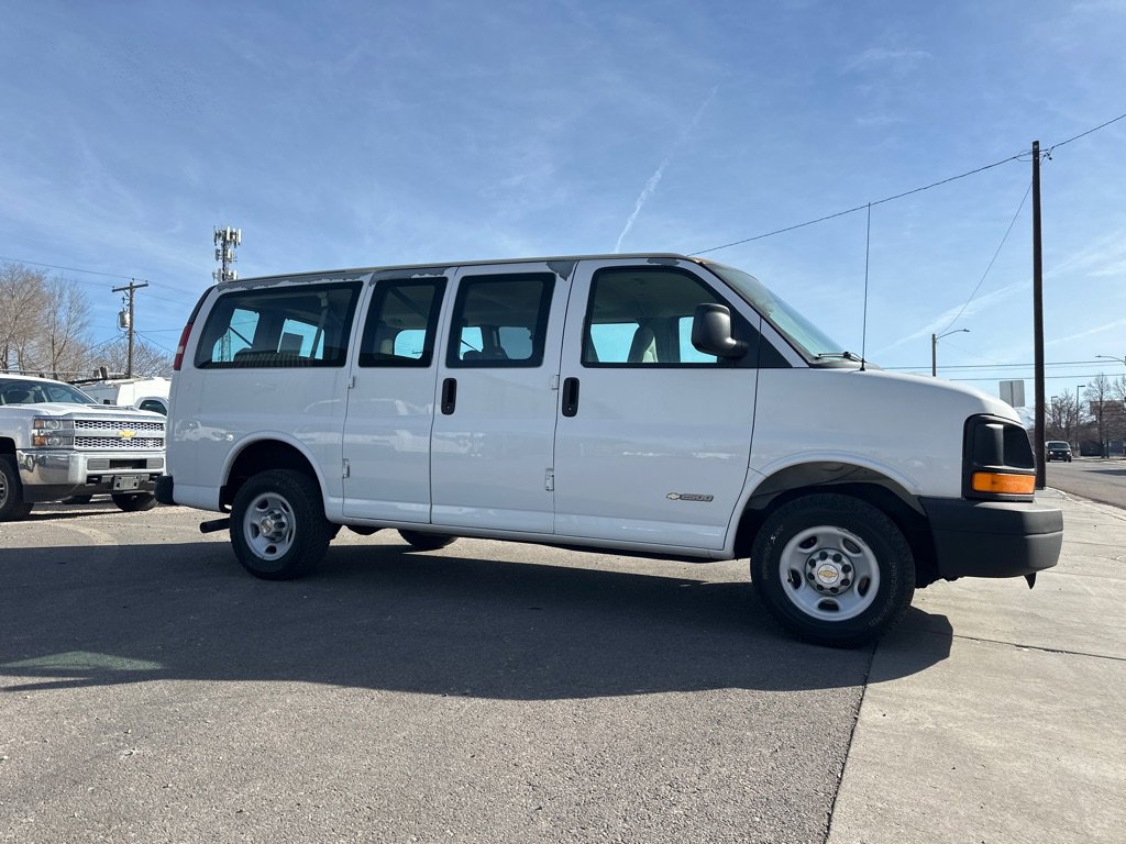 Used 2004 Chevrolet Express 2500 image 3