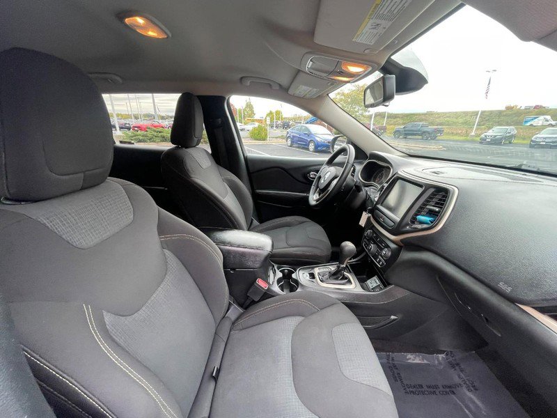 Used 2017 Jeep Cherokee Latitude w/ Cold Weather Group image 7