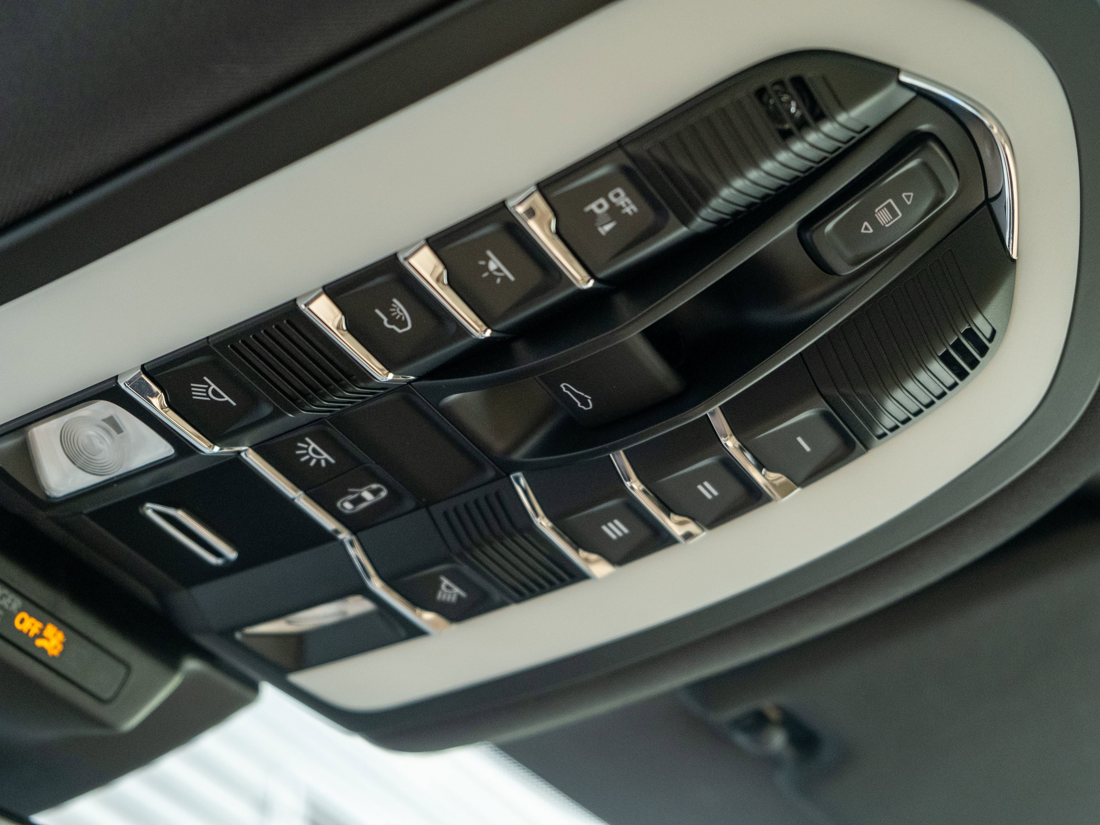 Certified 2023 Porsche Macan AWD/4WD image 31