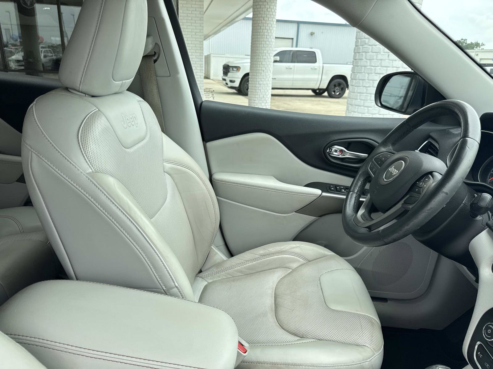 Used 2019 Jeep Cherokee Limited image 10