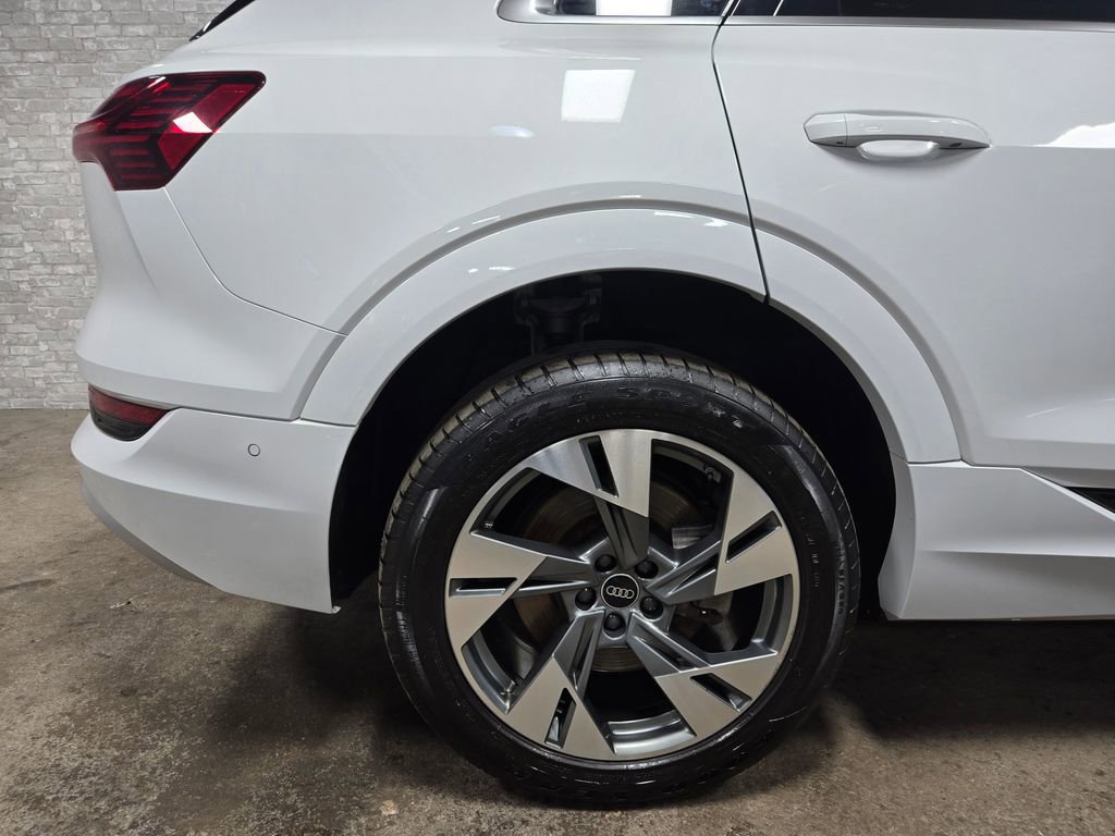 Used 2022 Audi e-tron Premium Plus w/ Premium Plus Package image 64