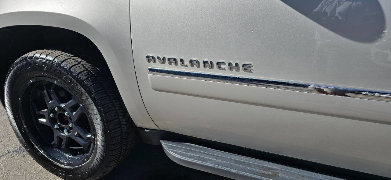 Used 2011 Chevrolet Avalanche LTZ AWD/4WD image 10